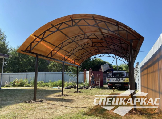 Классический навес из поликарбоната для машины арочного типа №11 - фото 1076